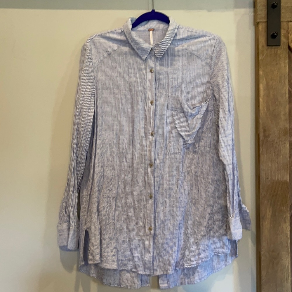 Free people, size M, tunic boho button down, swing back. Perfect for leggings.
